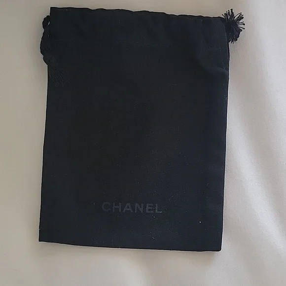 CHANEL Elegant White Box with Black Dust Bag - Picture 3 of 8